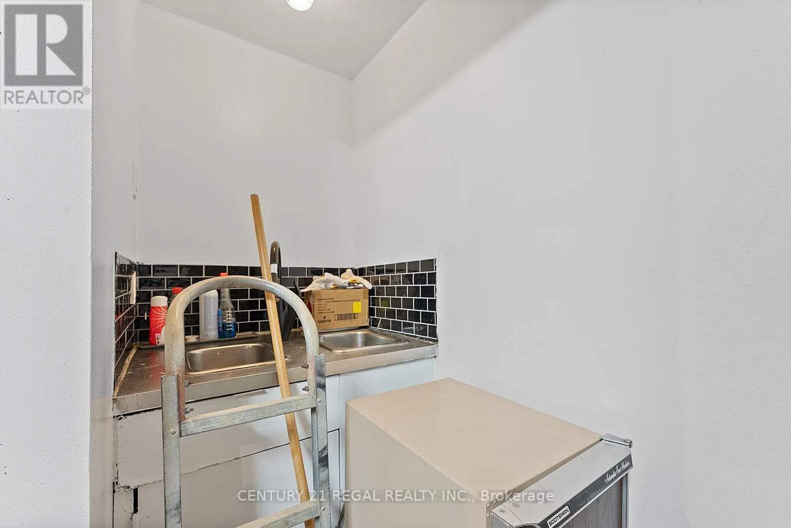 1664 QUEEN STREET W