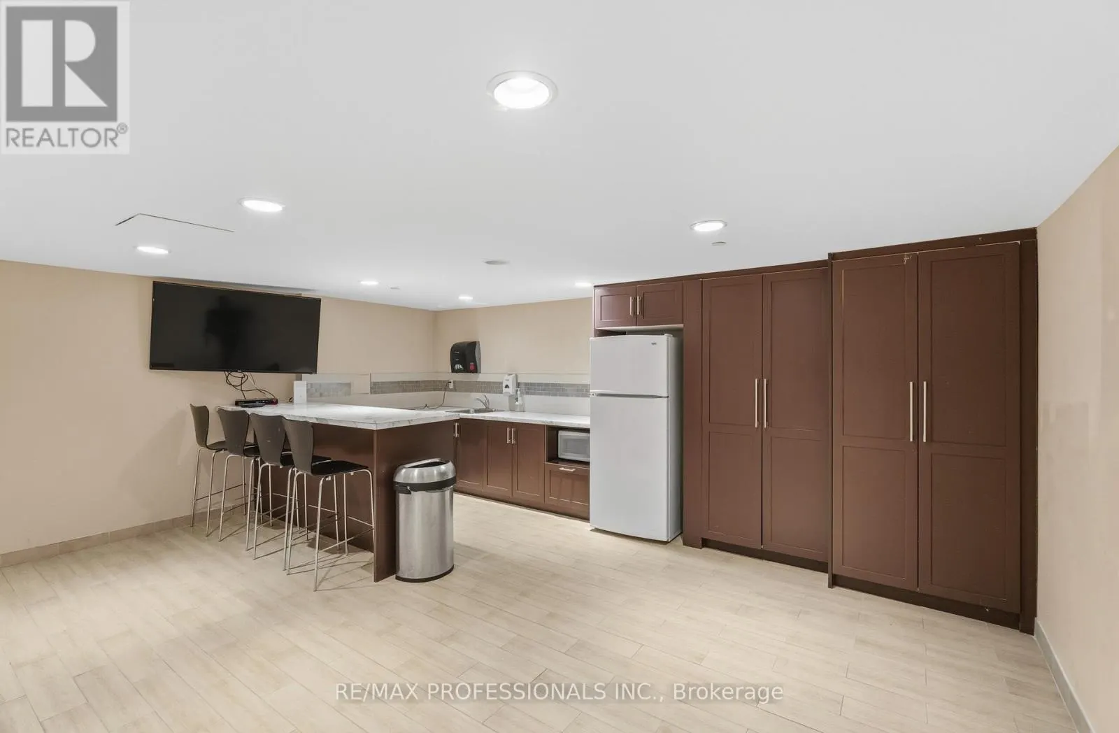 405 - 2130 WESTON ROAD