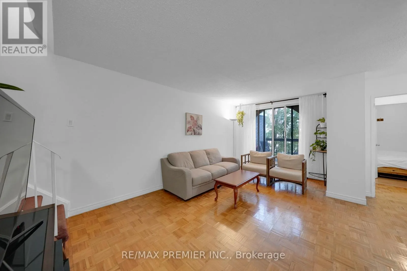 209 - 2095 ROCHE COURT