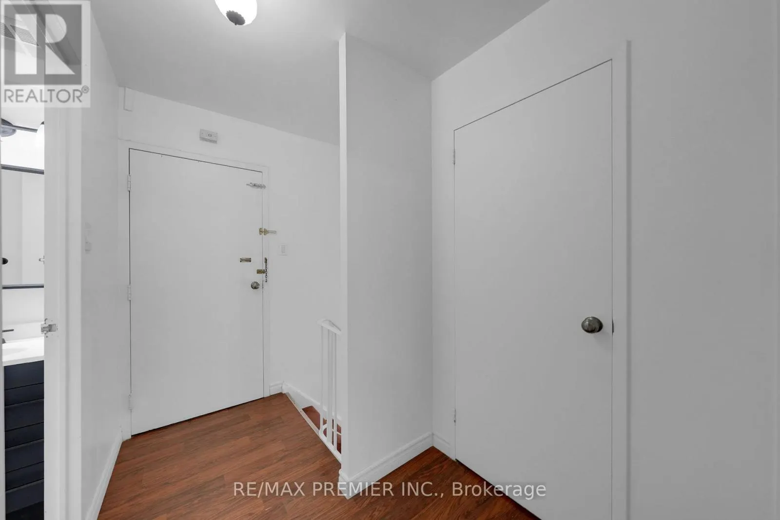 209 - 2095 ROCHE COURT