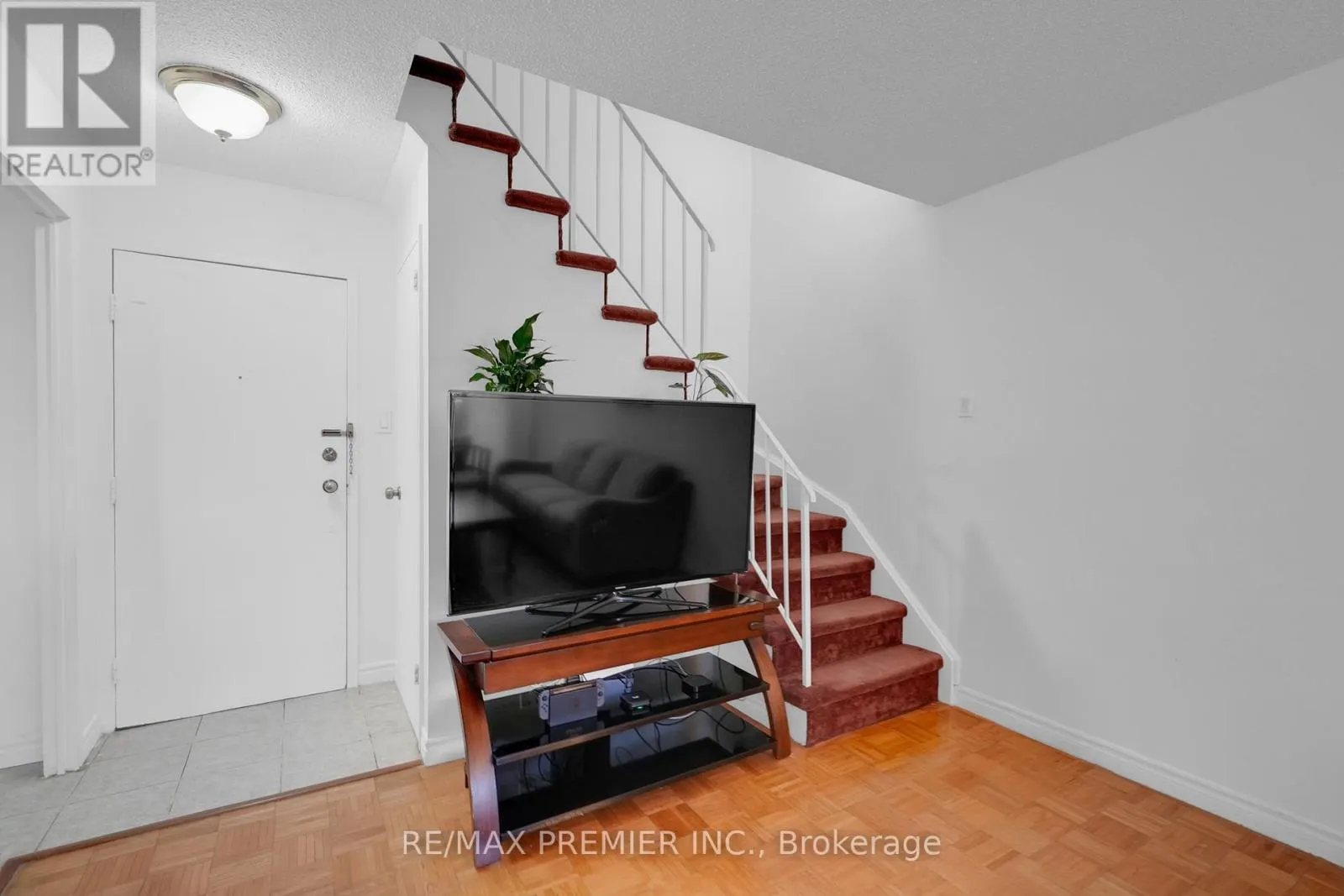 209 - 2095 ROCHE COURT