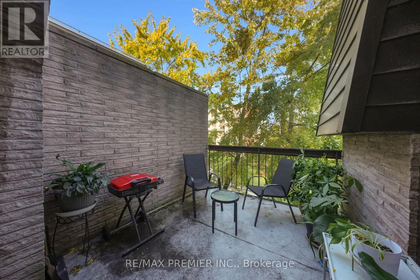 209 - 2095 ROCHE COURT