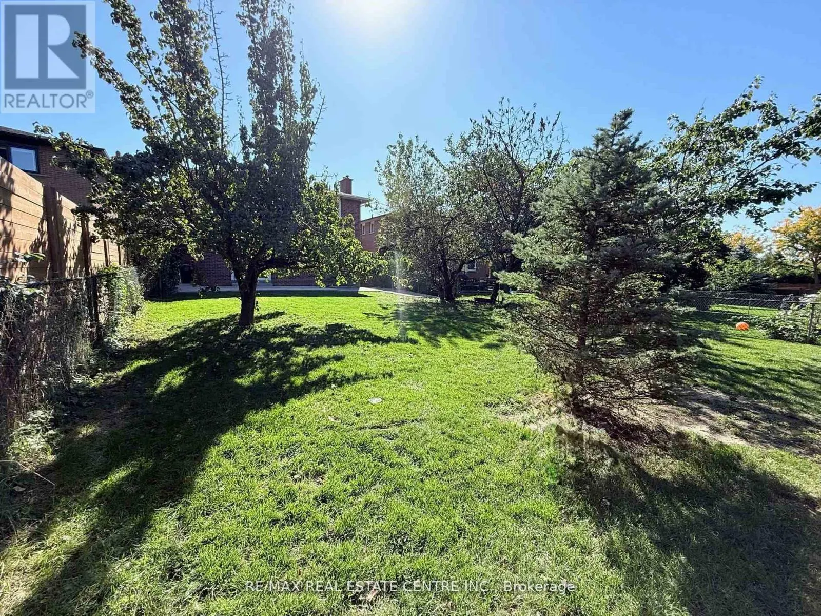 1215 LARNY COURT