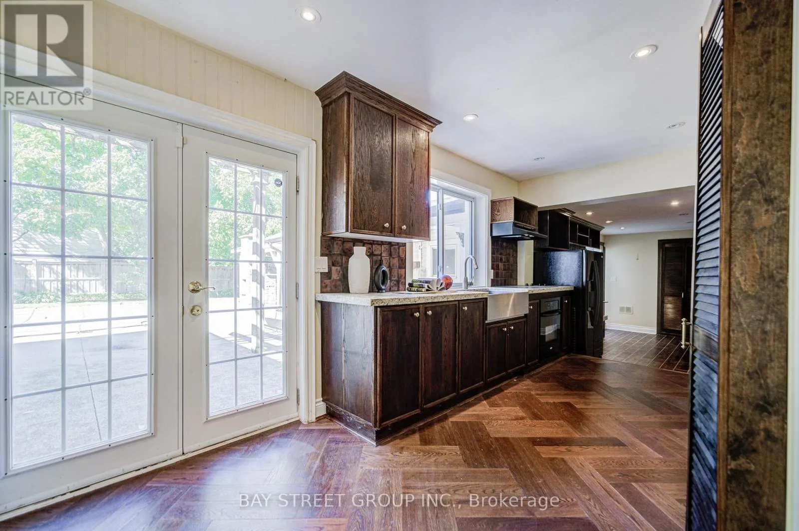 363 LAKESHORE ROAD W