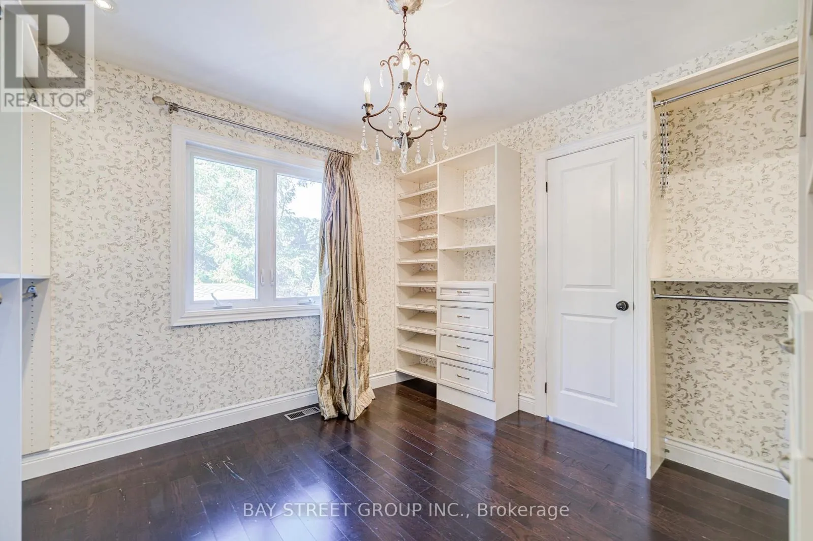 363 LAKESHORE ROAD W