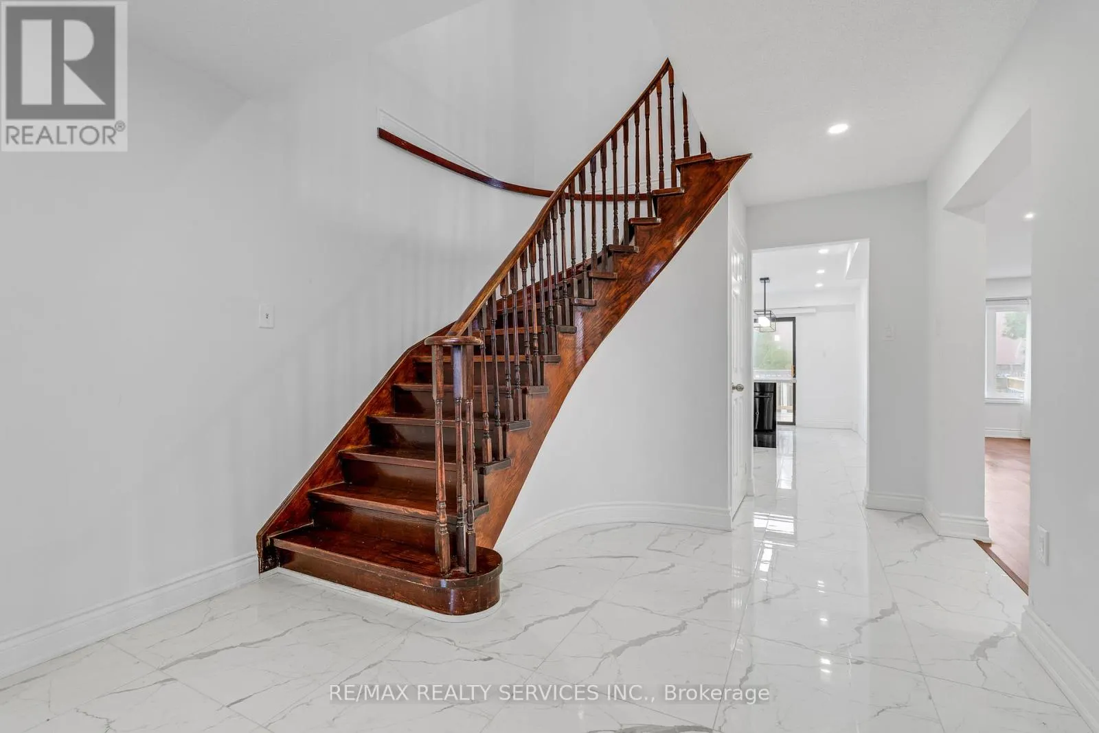 UPPER - 4354 WATERFORD CRESCENT