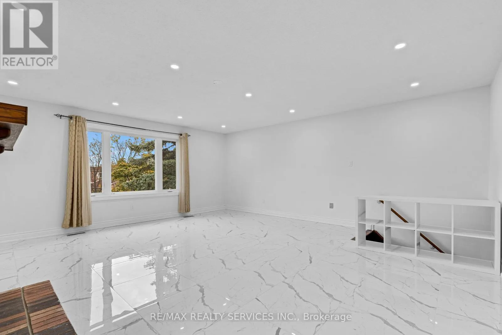 UPPER - 4354 WATERFORD CRESCENT