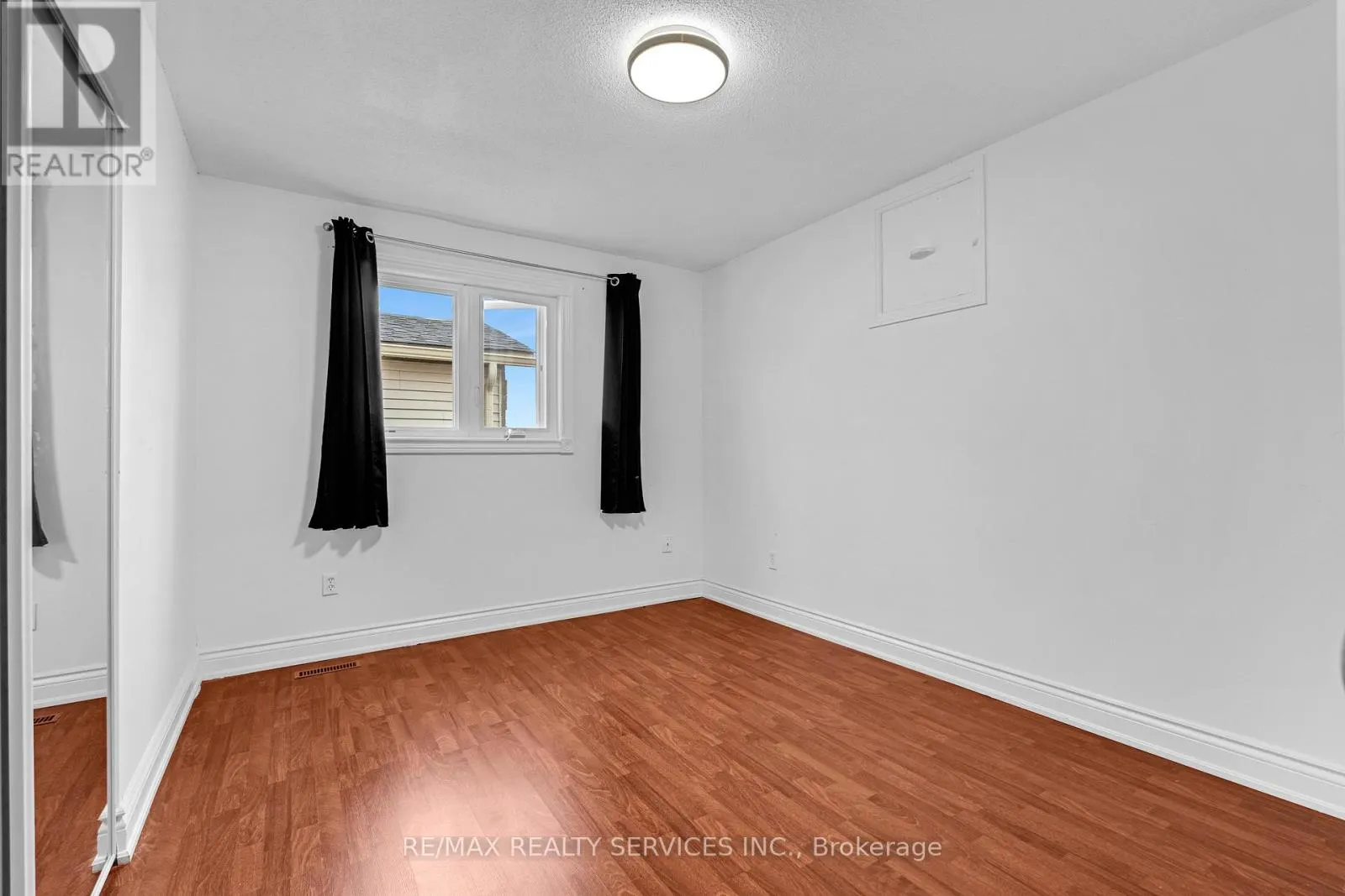 UPPER - 4354 WATERFORD CRESCENT