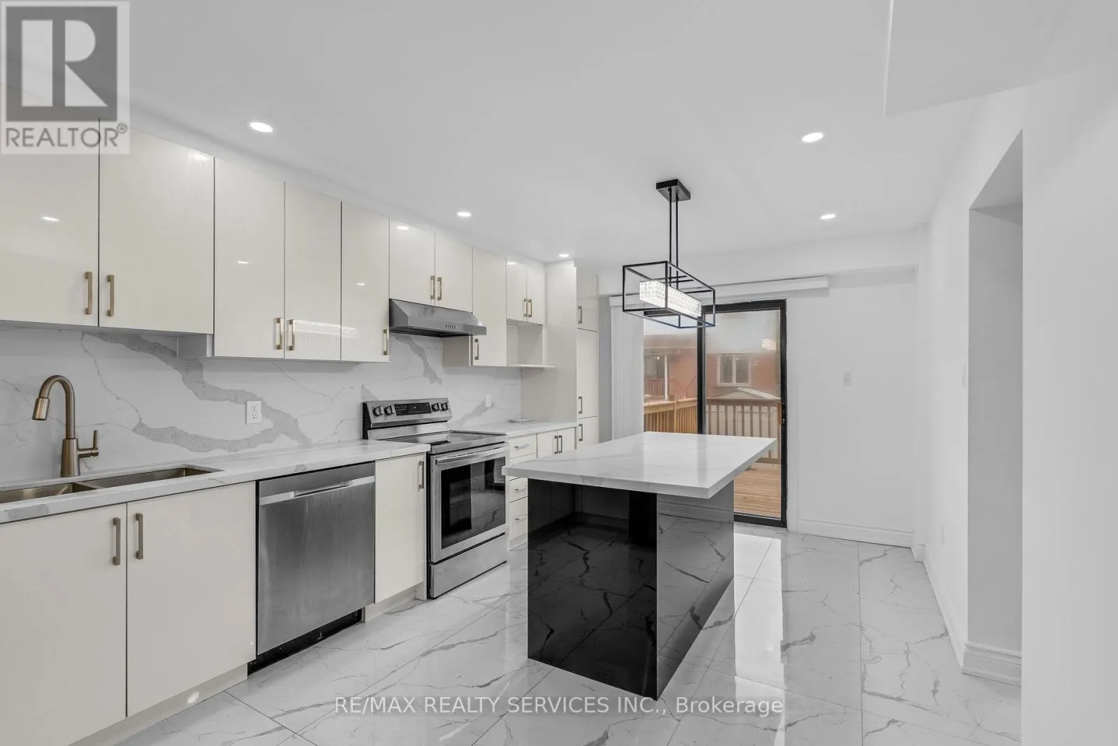 UPPER - 4354 WATERFORD CRESCENT