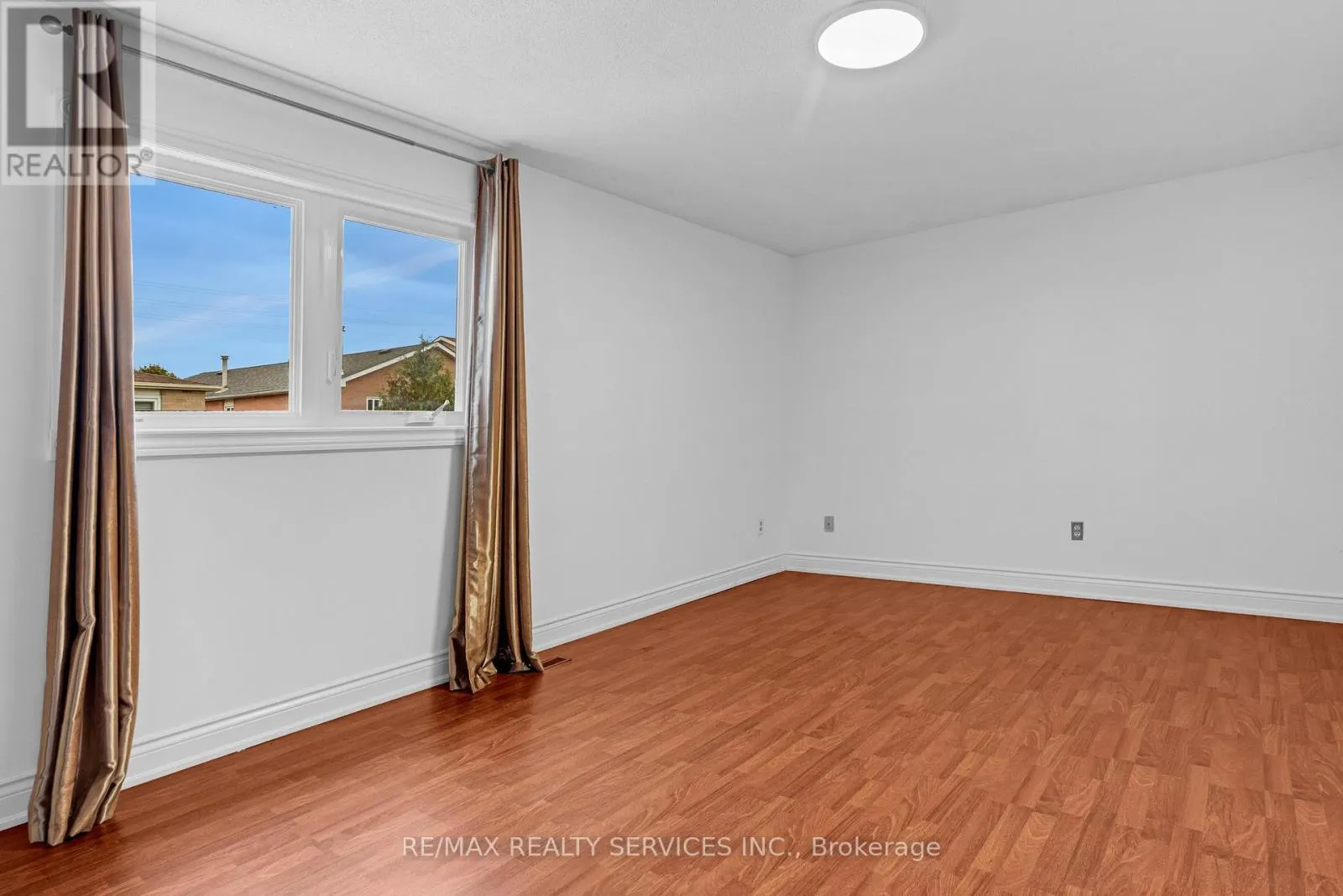 UPPER - 4354 WATERFORD CRESCENT