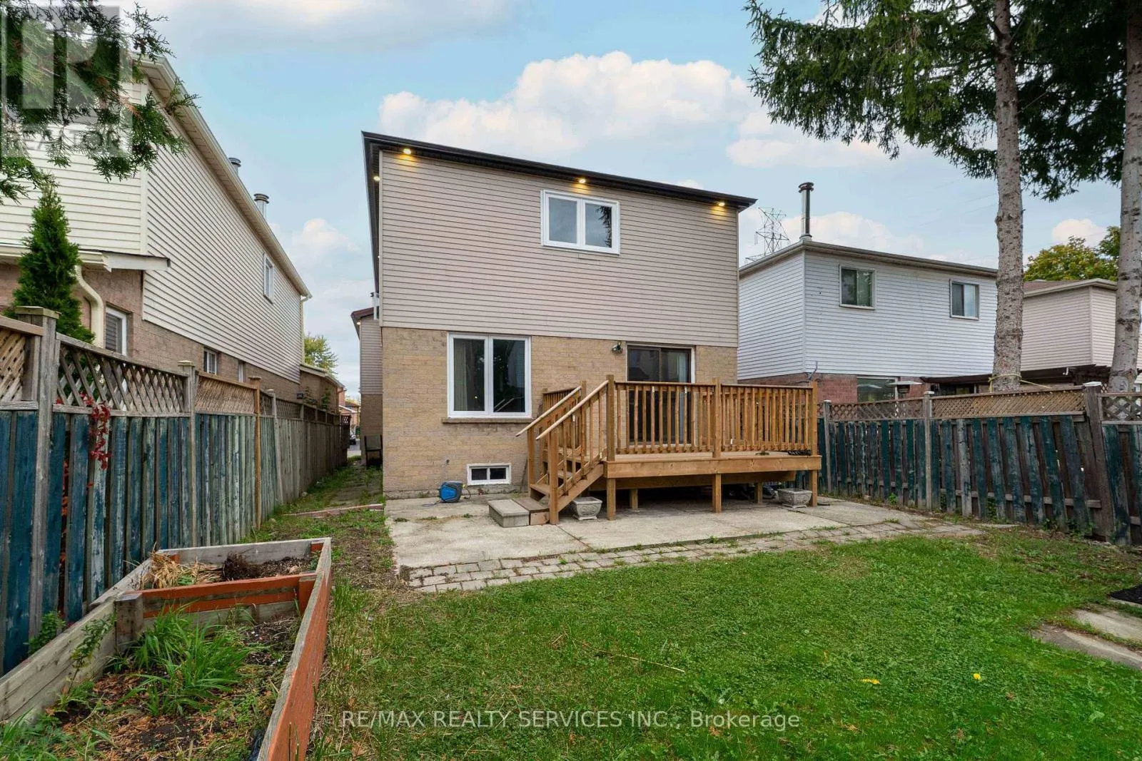 UPPER - 4354 WATERFORD CRESCENT