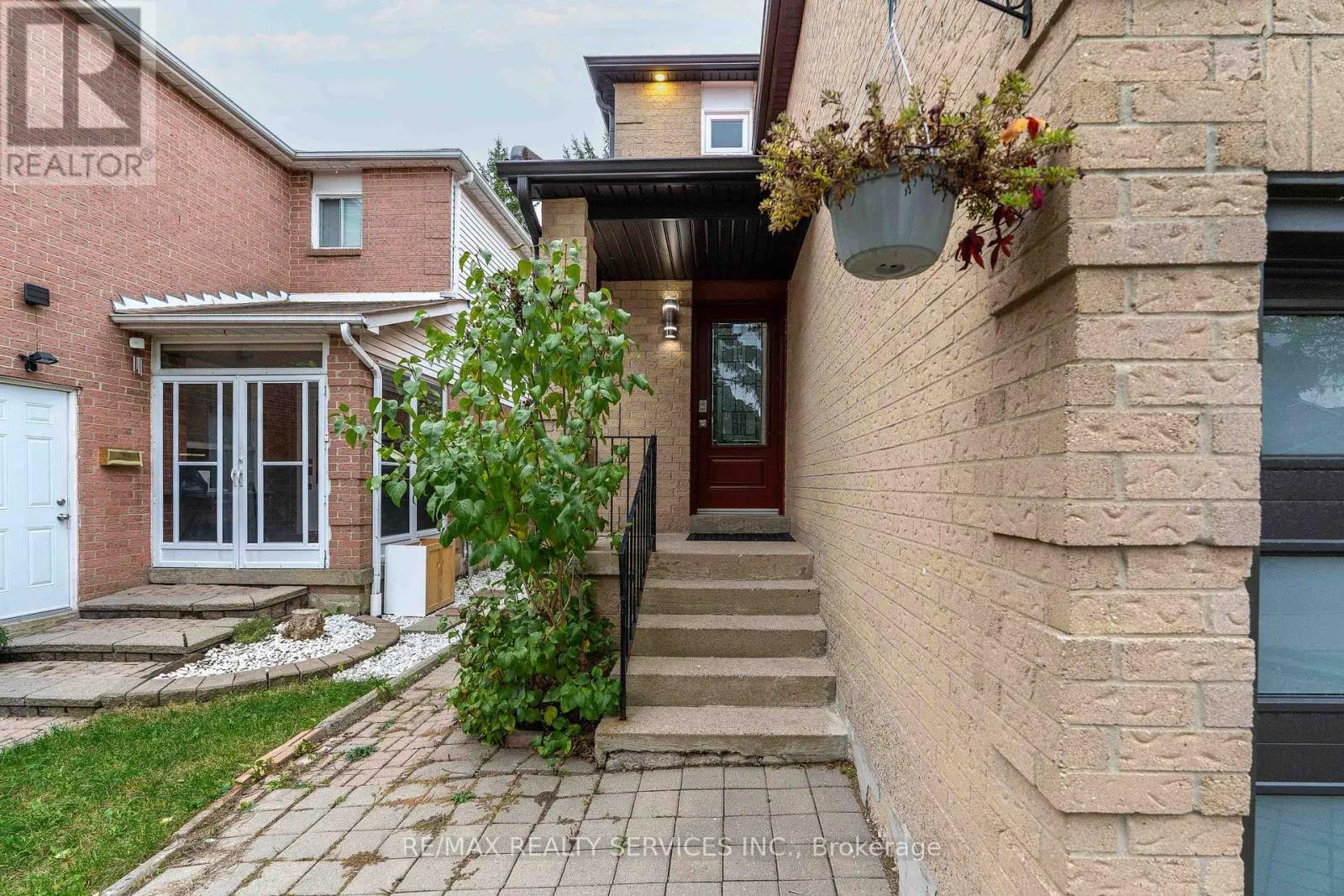 UPPER - 4354 WATERFORD CRESCENT