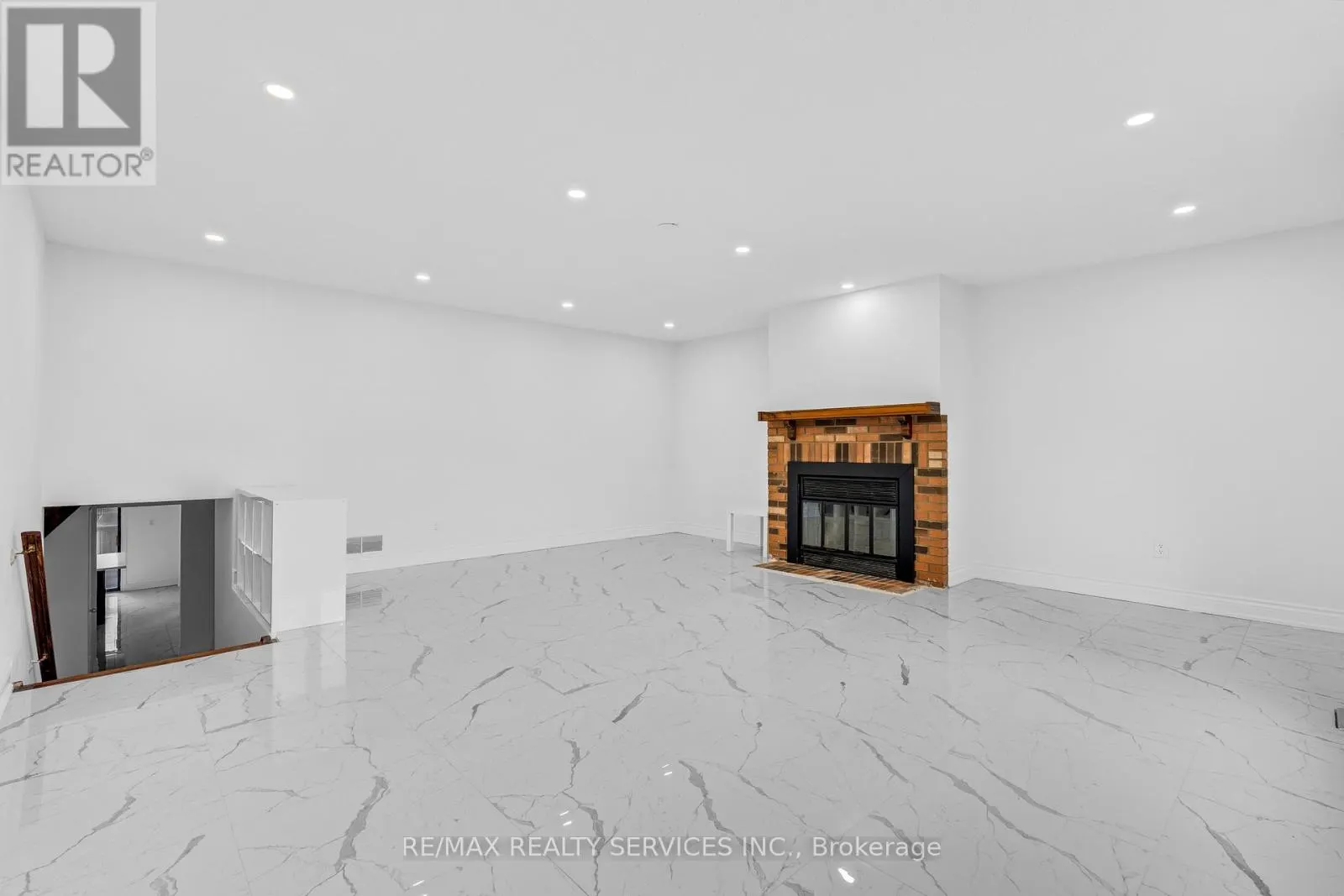 UPPER - 4354 WATERFORD CRESCENT