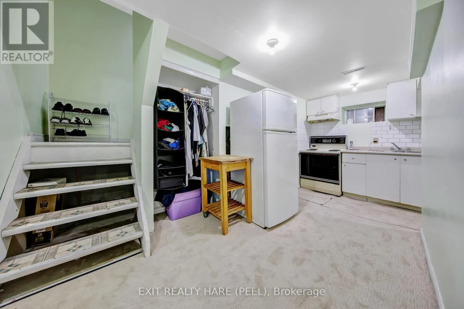 6 EARNSCLIFFE GATE