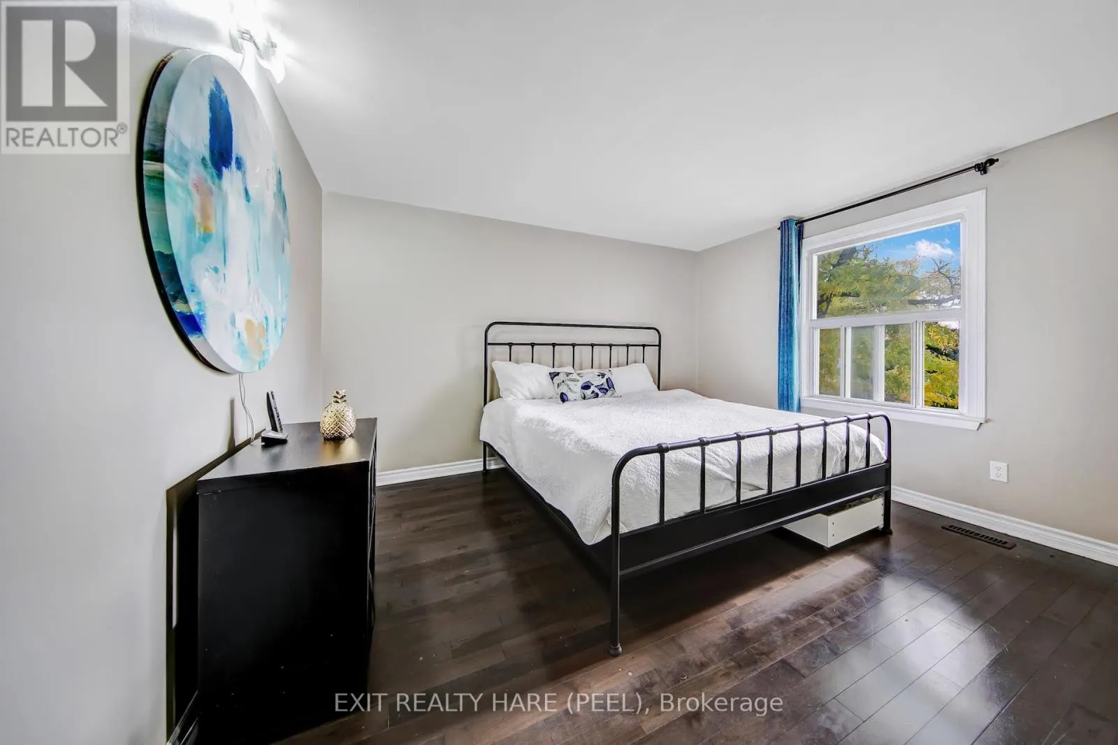 6 EARNSCLIFFE GATE
