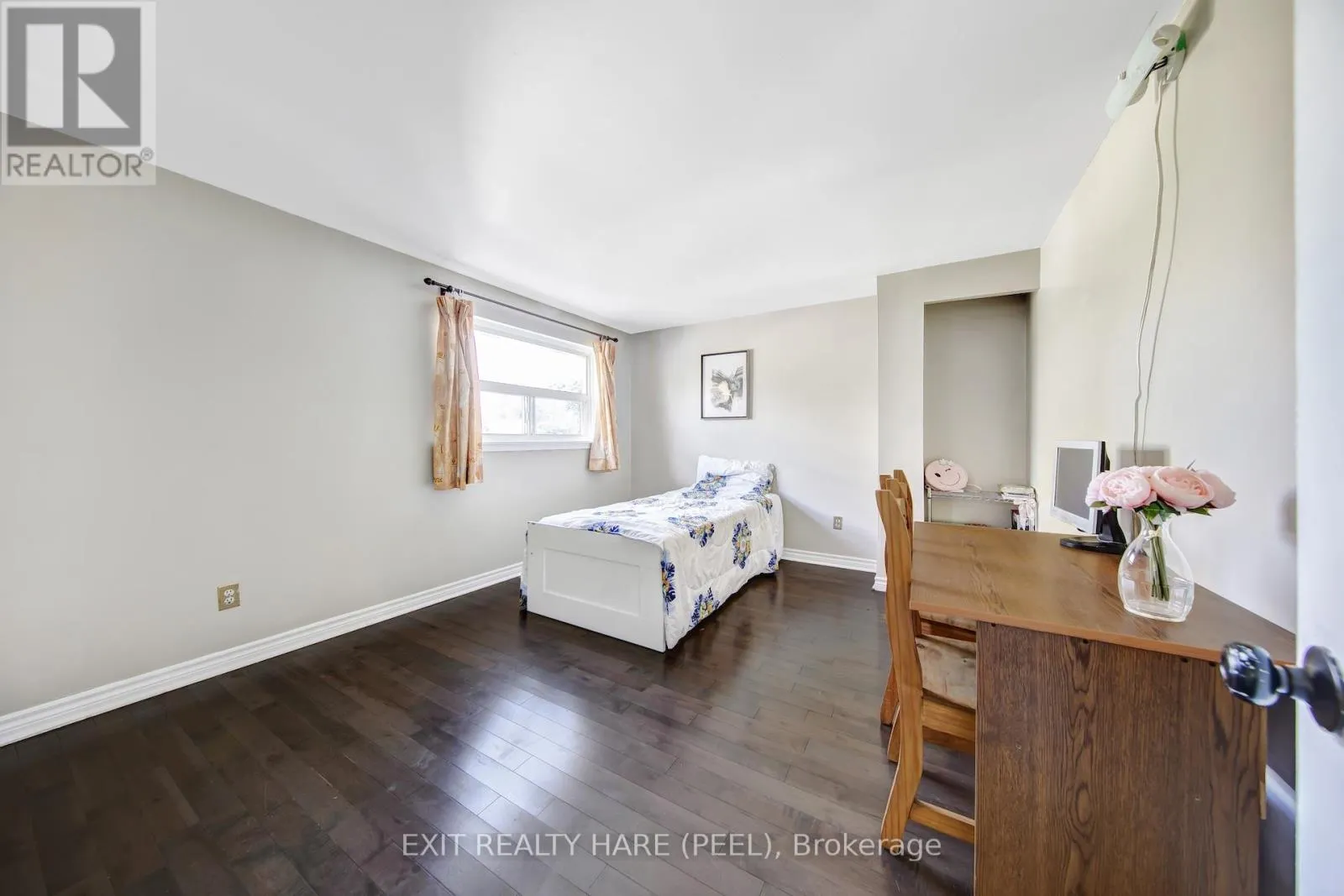 6 EARNSCLIFFE GATE
