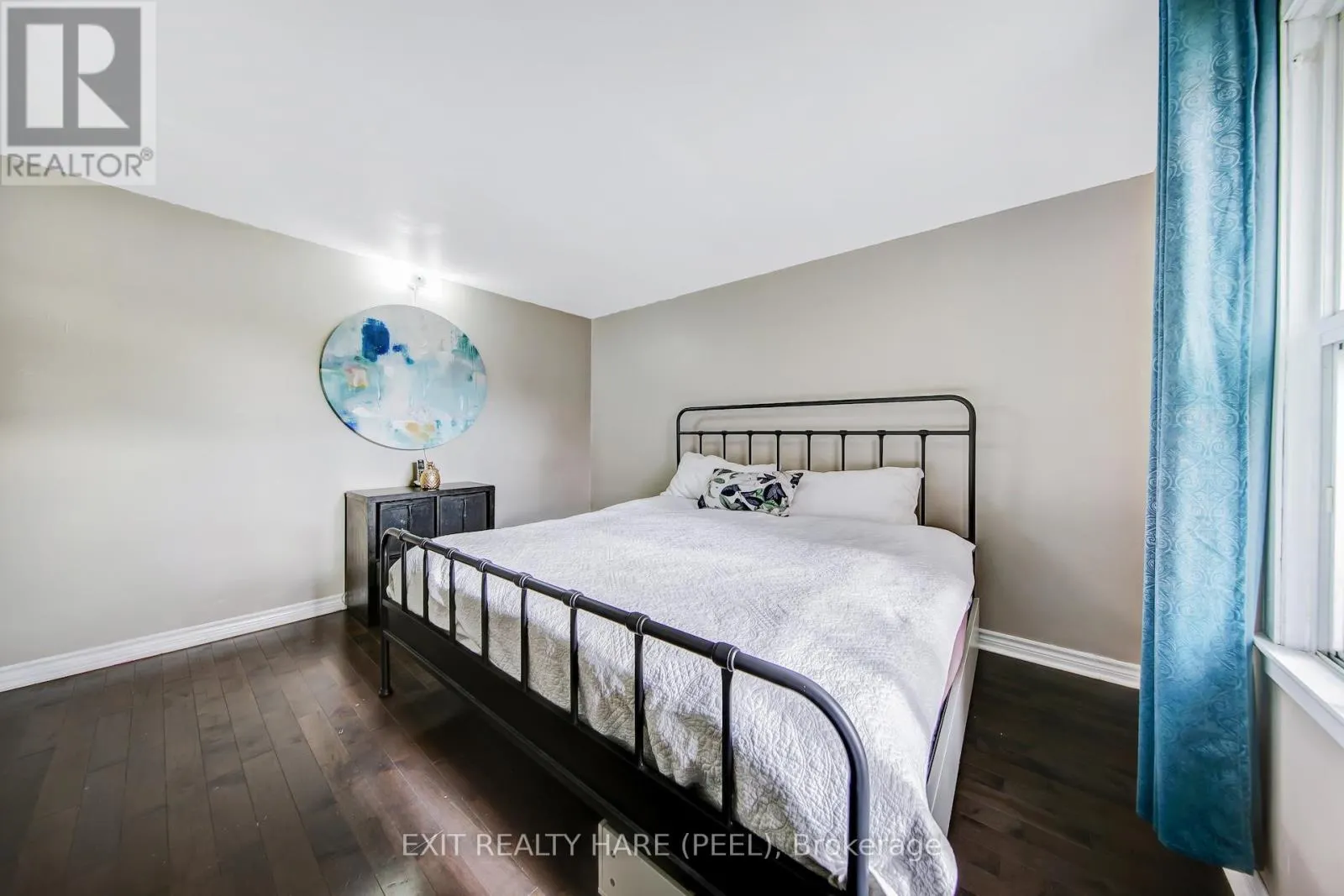 6 EARNSCLIFFE GATE