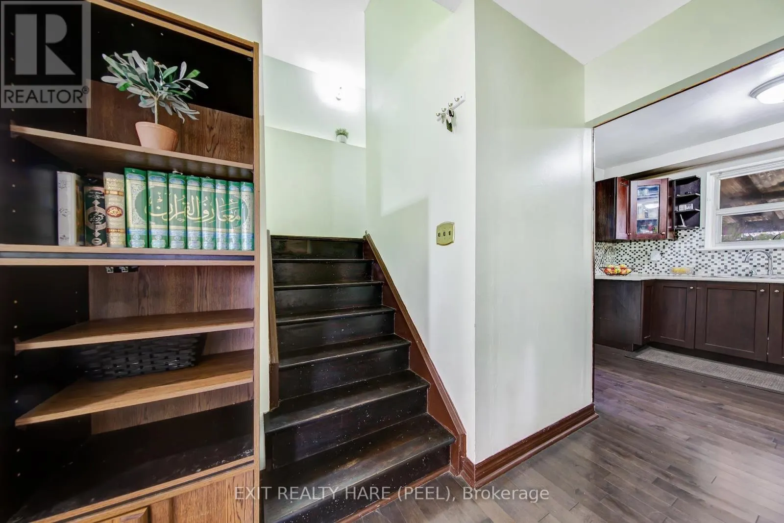 6 EARNSCLIFFE GATE