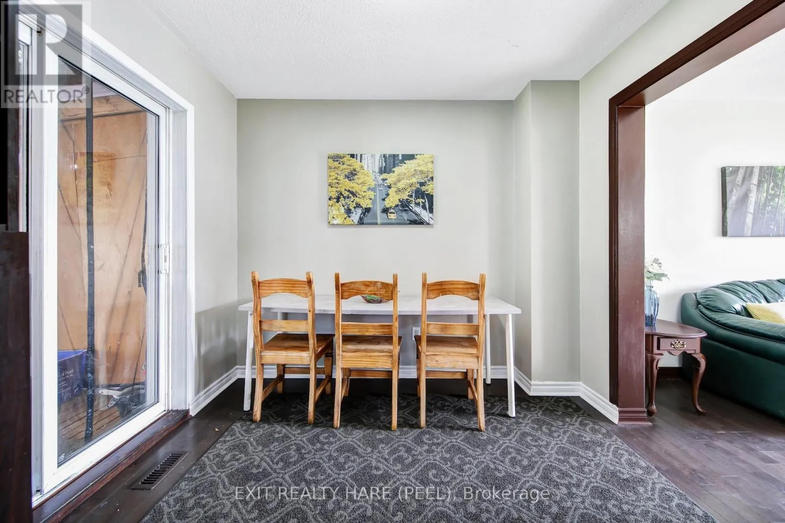 6 EARNSCLIFFE GATE