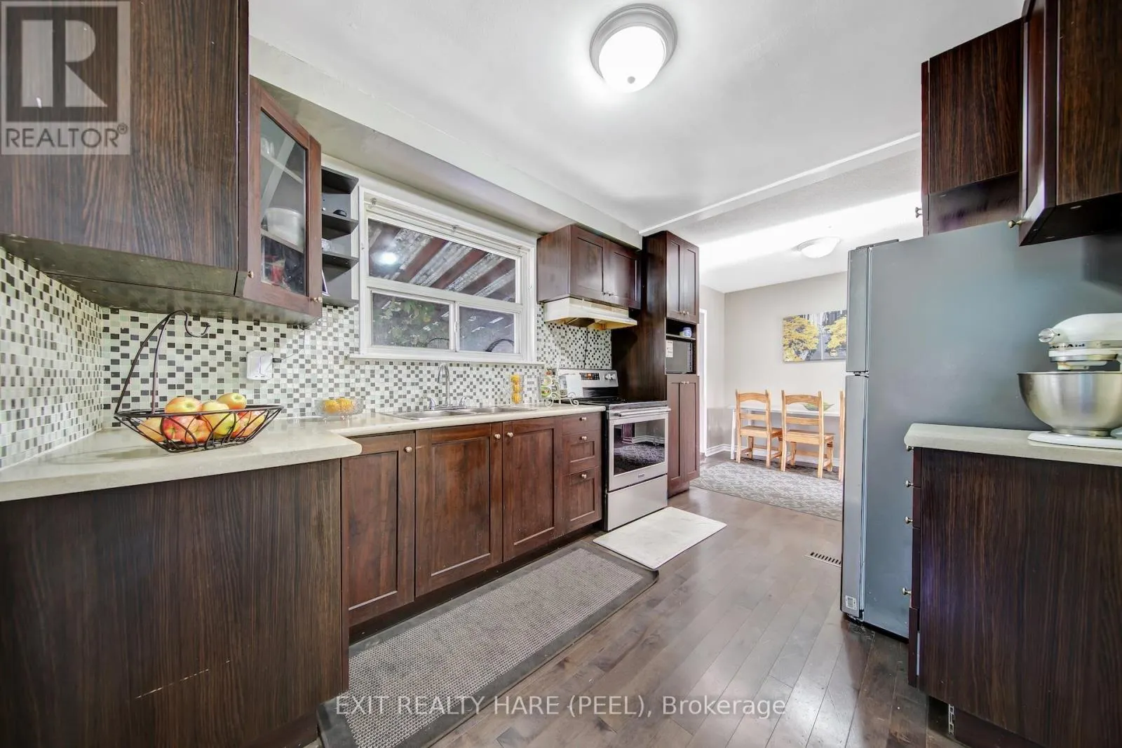6 EARNSCLIFFE GATE