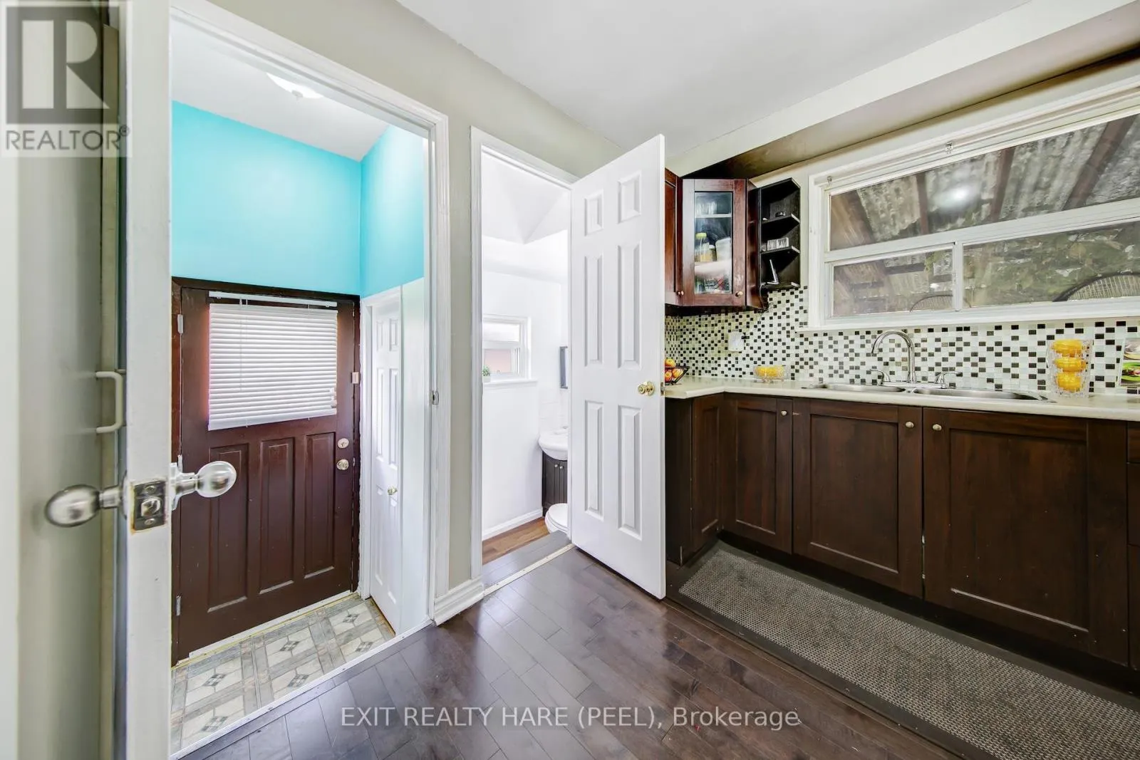 6 EARNSCLIFFE GATE