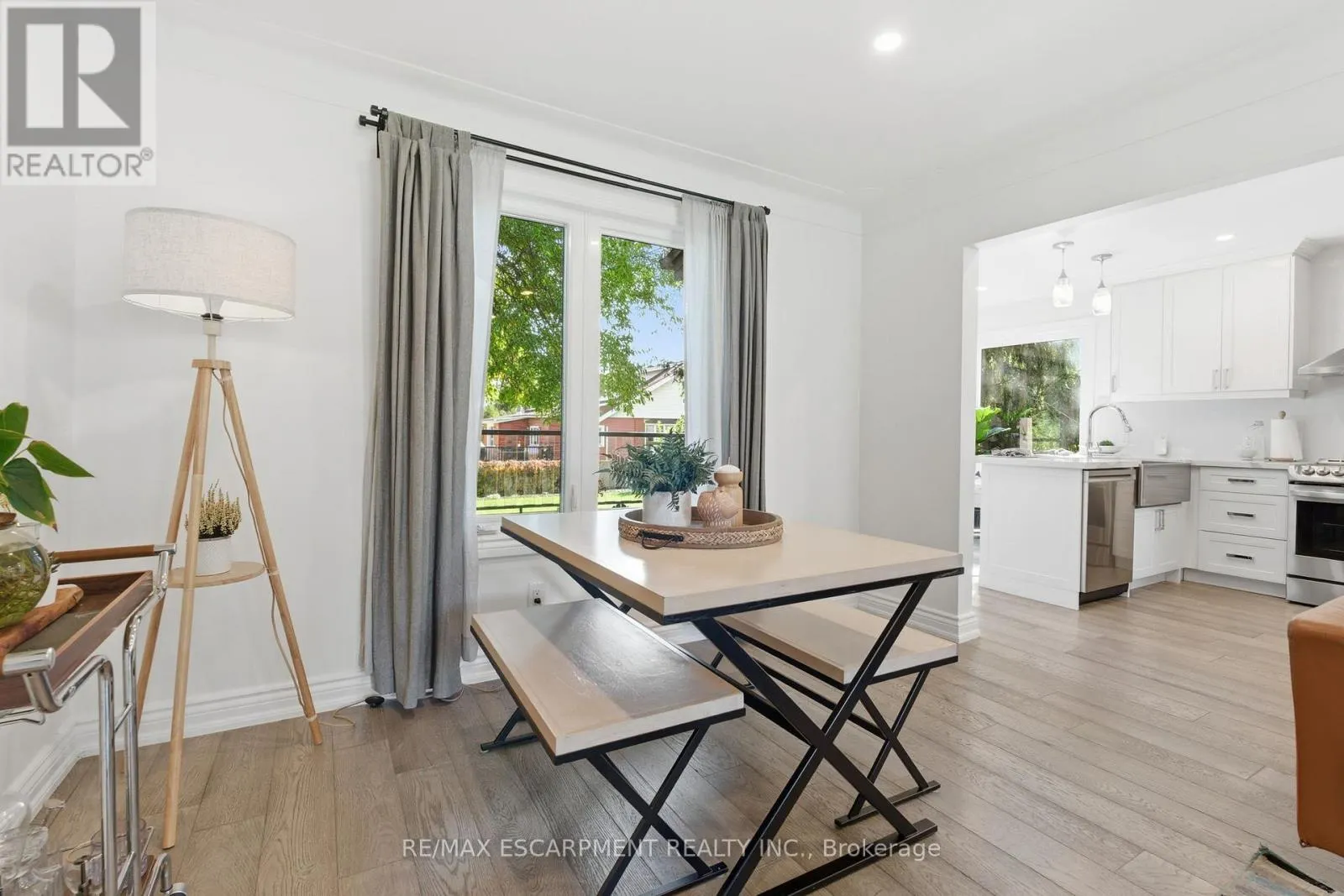 424 PLAINS ROAD W