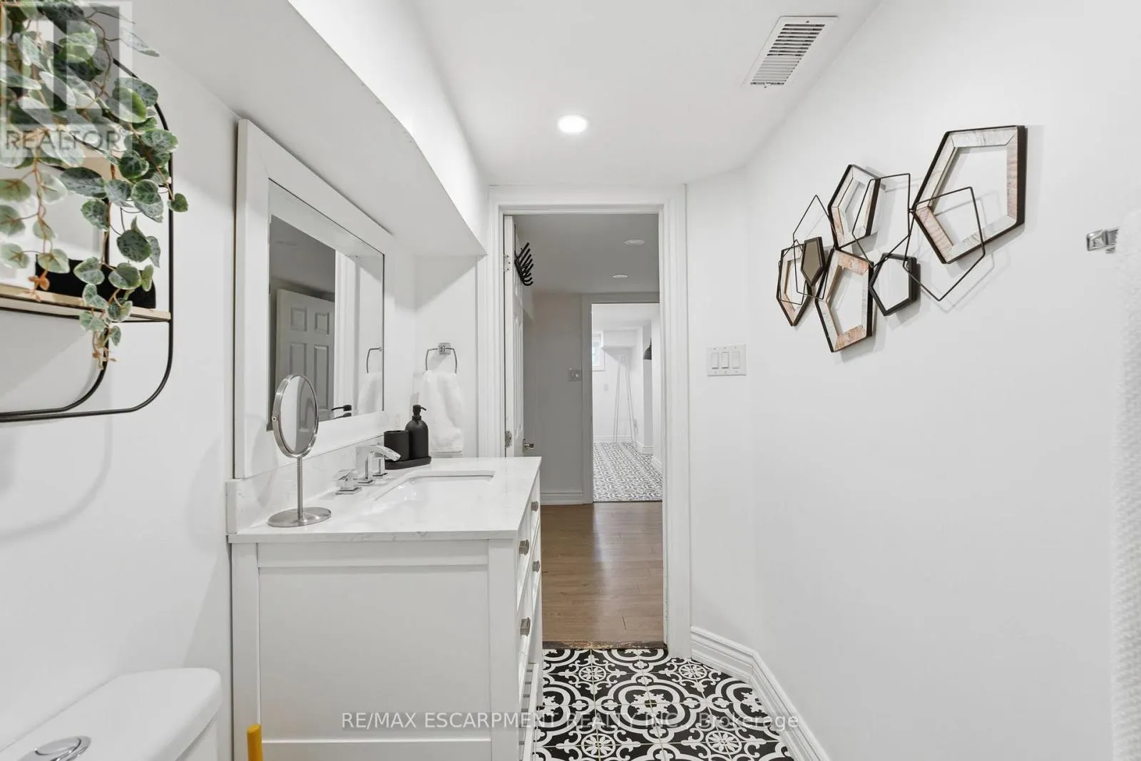 424 PLAINS ROAD W