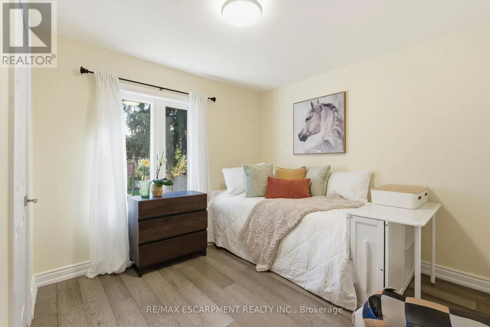424 PLAINS ROAD W