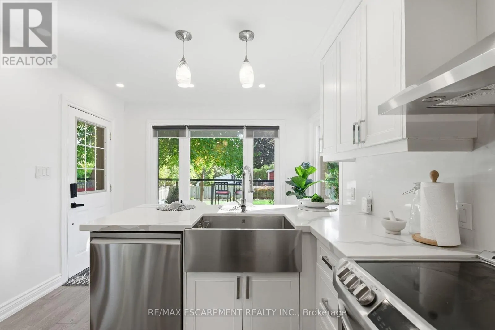 424 PLAINS ROAD W