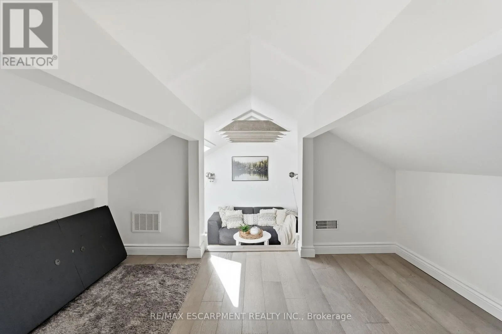 424 PLAINS ROAD W