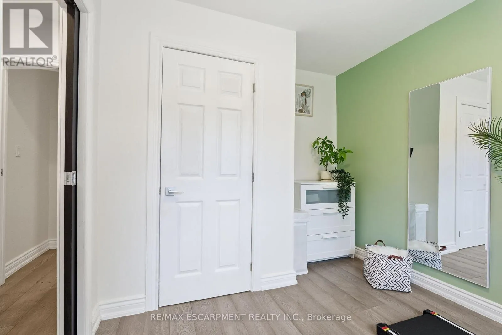 424 PLAINS ROAD W