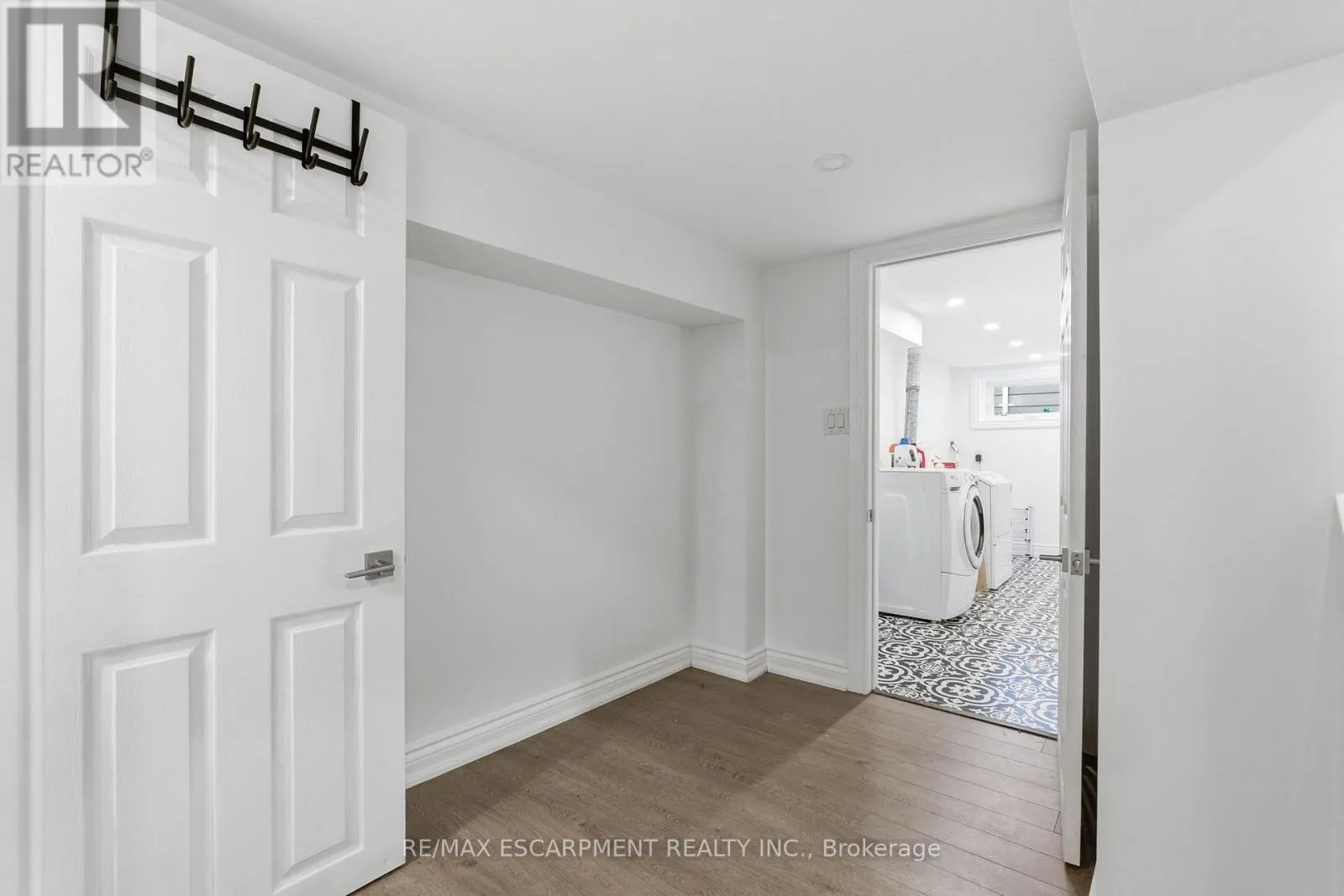 424 PLAINS ROAD W