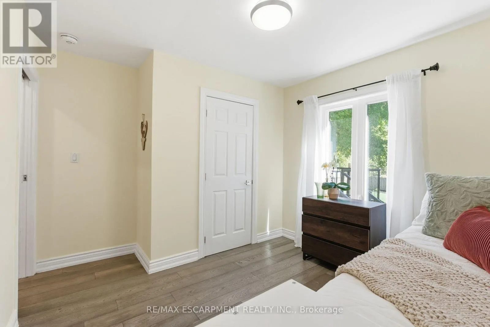 424 PLAINS ROAD W