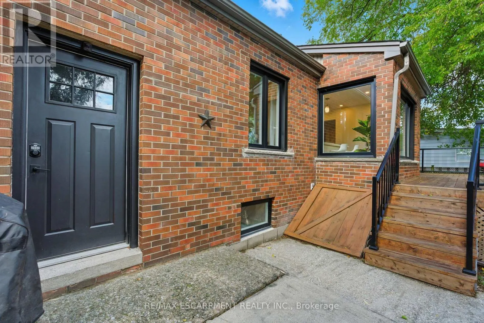 424 PLAINS ROAD W