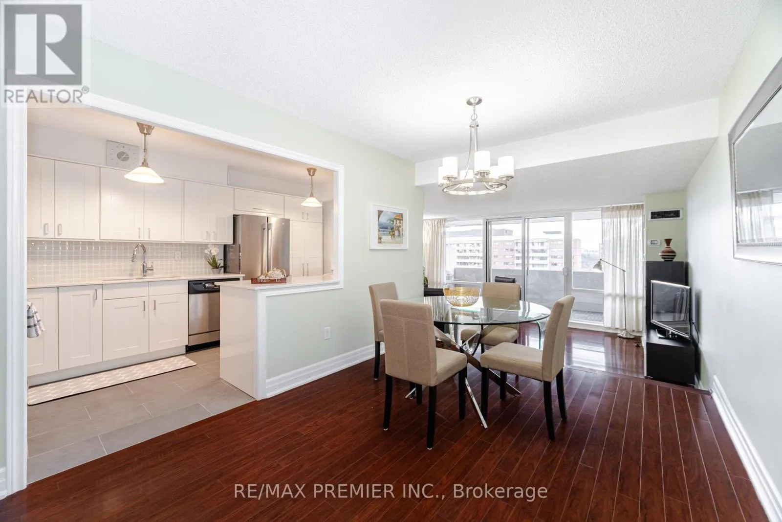 1905 - 270 SCARLETT ROAD