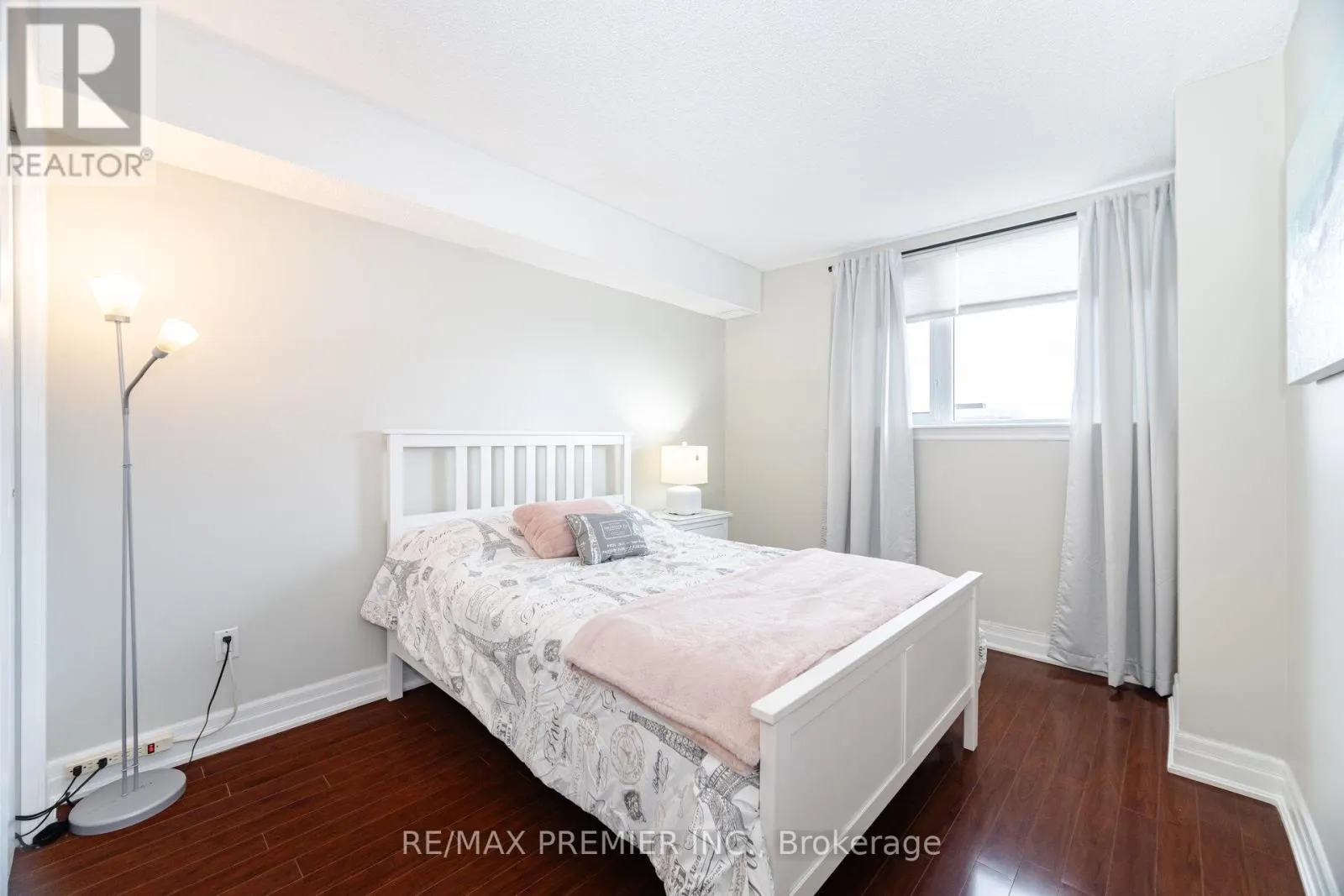 1905 - 270 SCARLETT ROAD