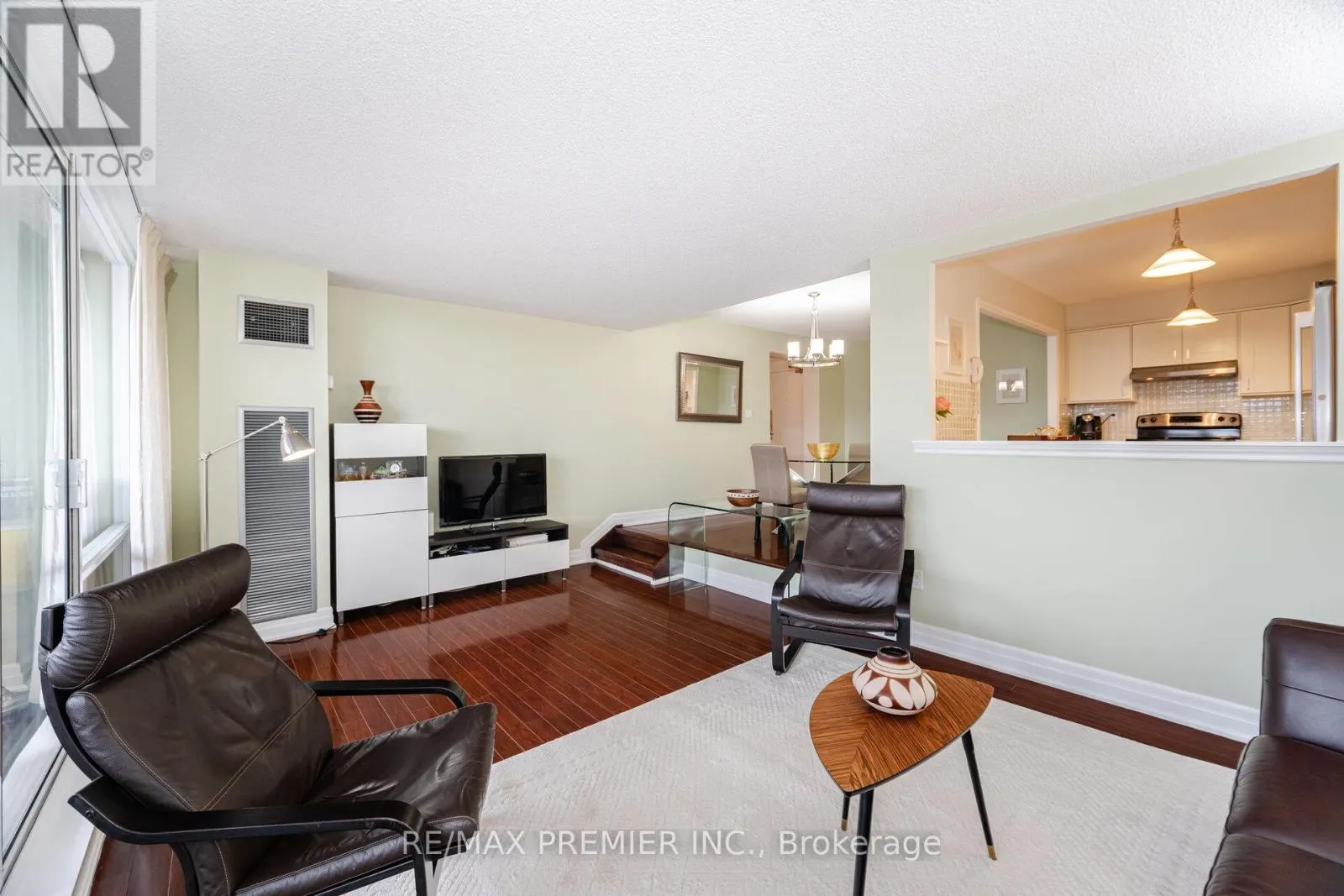 1905 - 270 SCARLETT ROAD