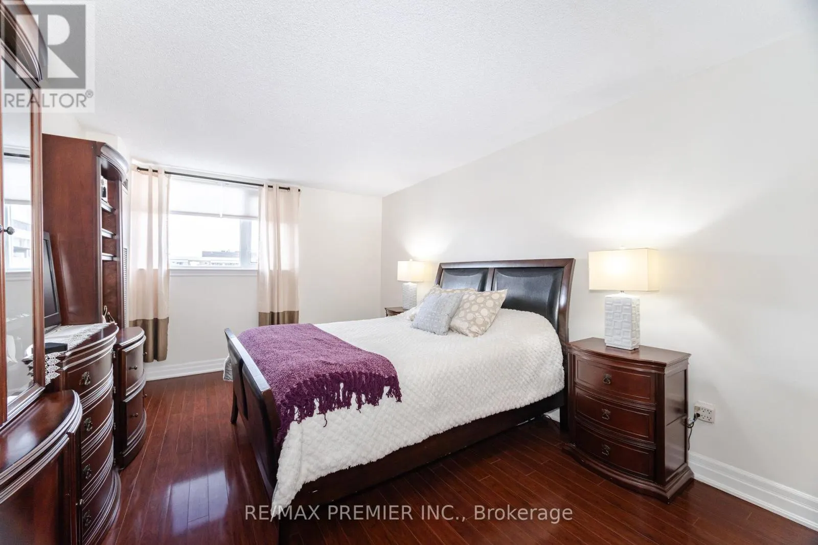 1905 - 270 SCARLETT ROAD