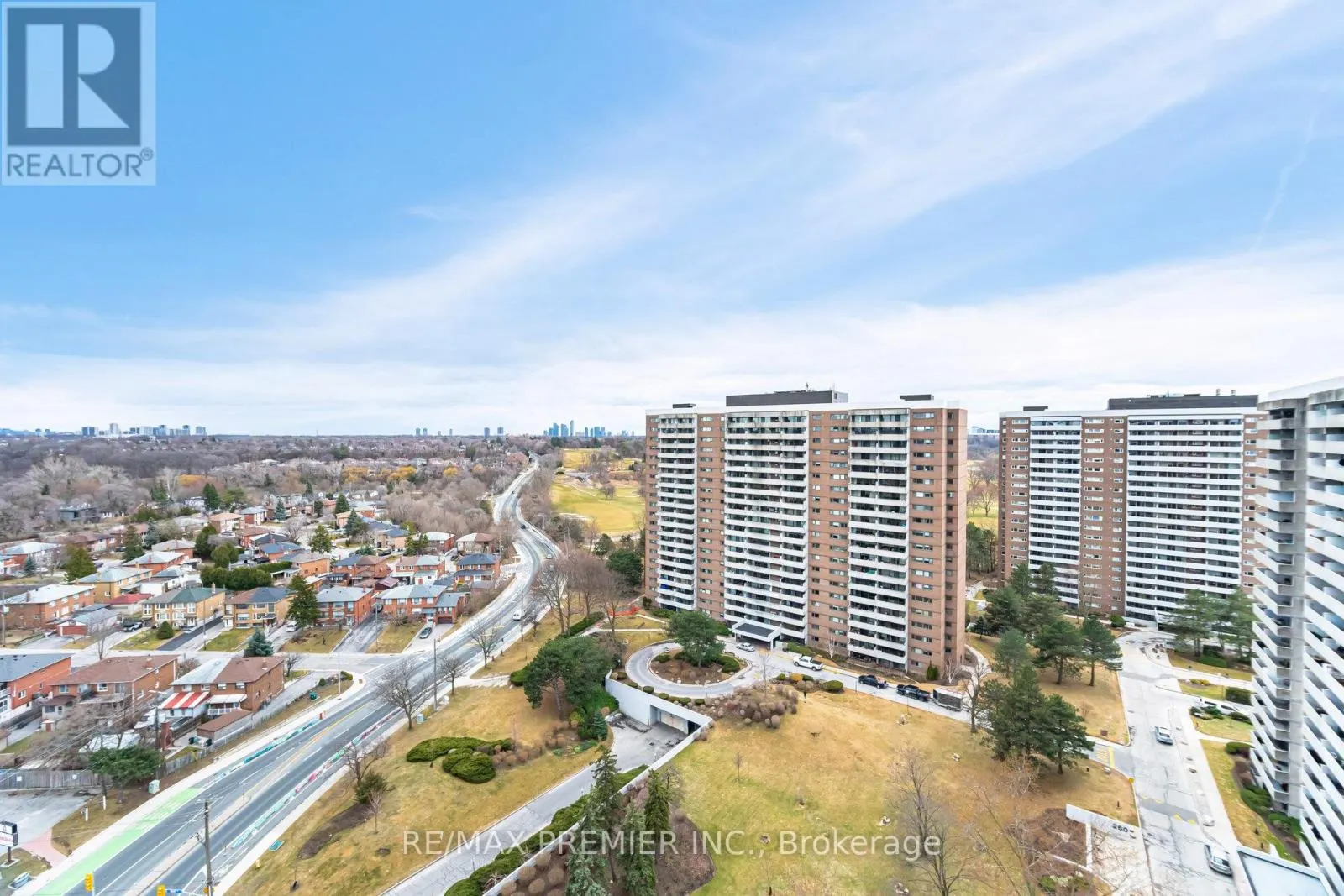 1905 - 270 SCARLETT ROAD