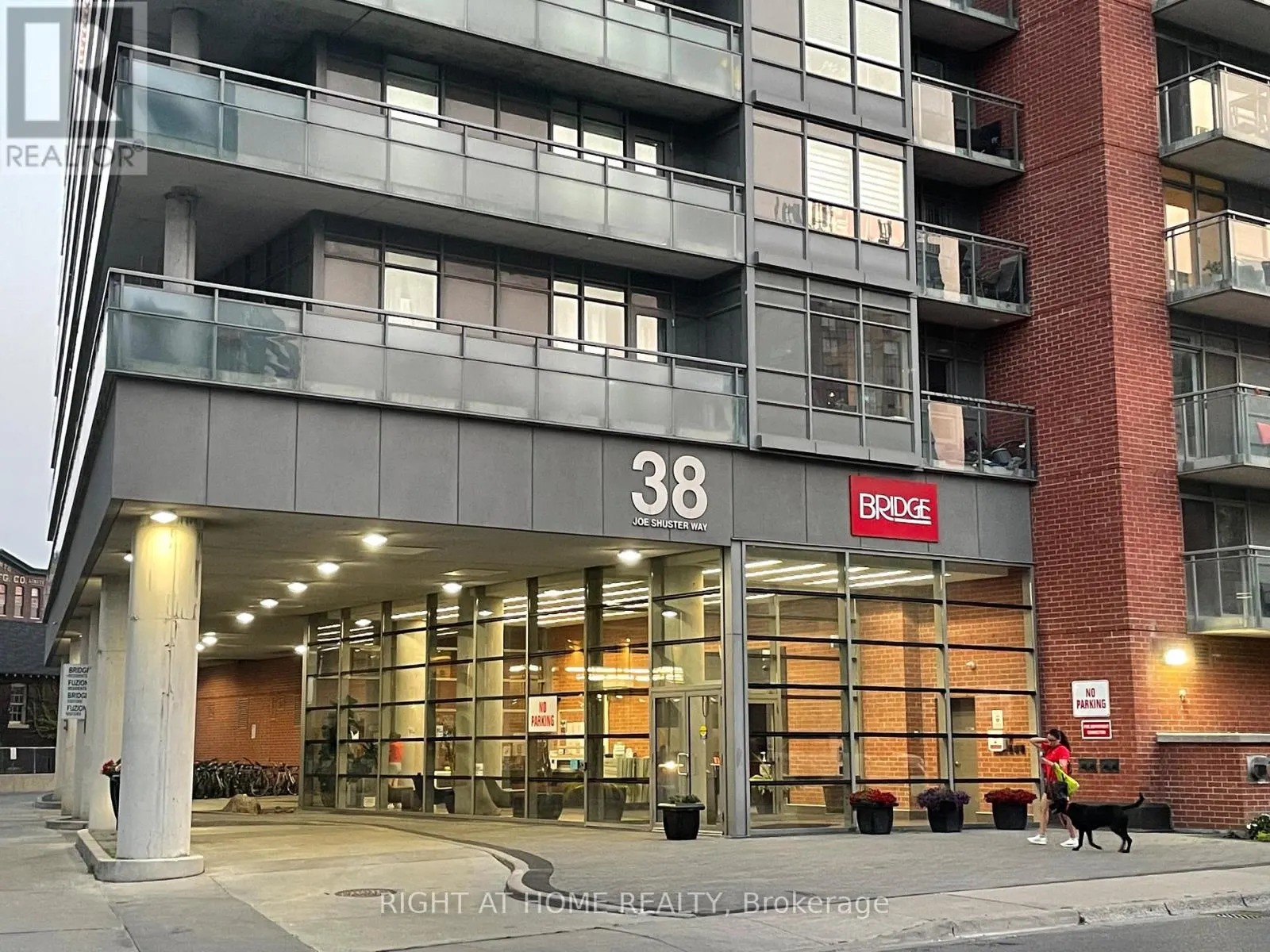 825 - 38 JOE SHUSTER WAY