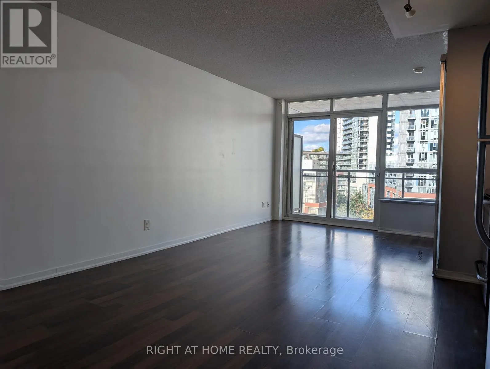 825 - 38 JOE SHUSTER WAY