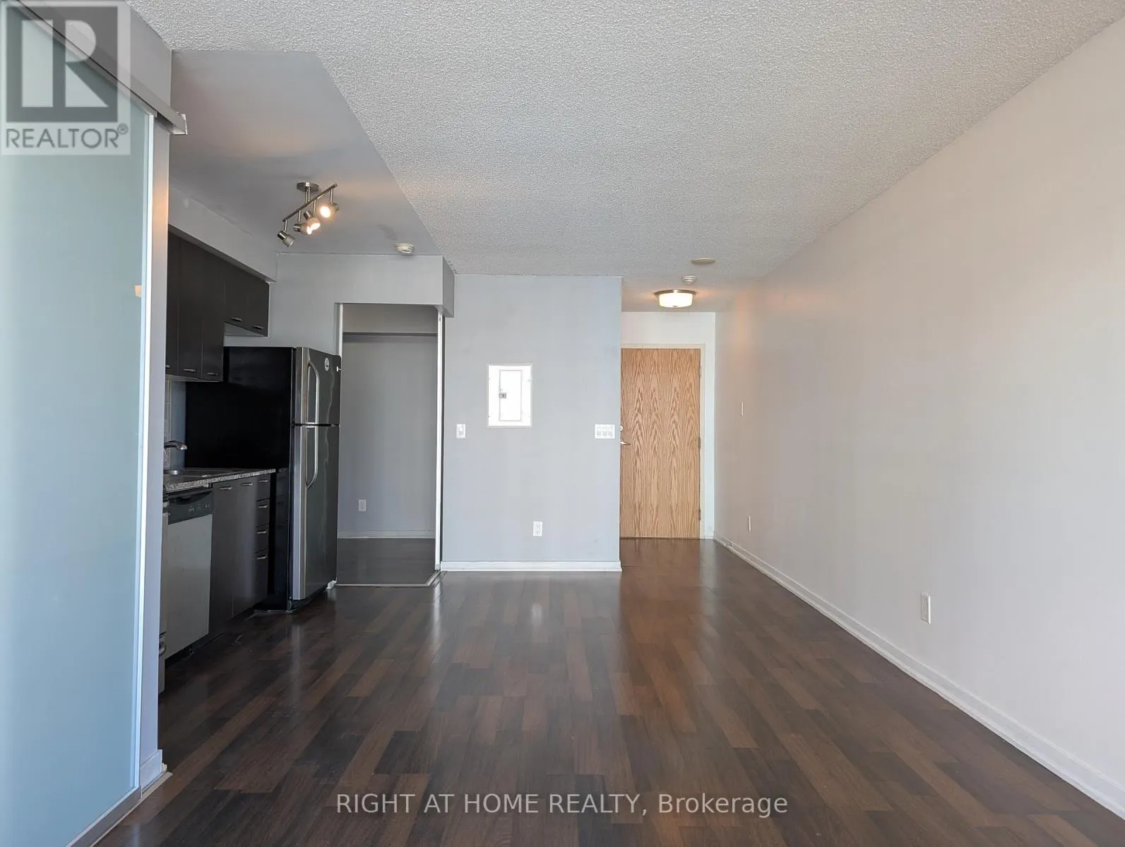 825 - 38 JOE SHUSTER WAY