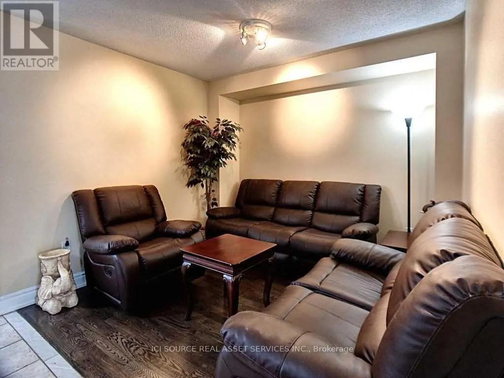 UPPER - 28 MANNEL CRESCENT