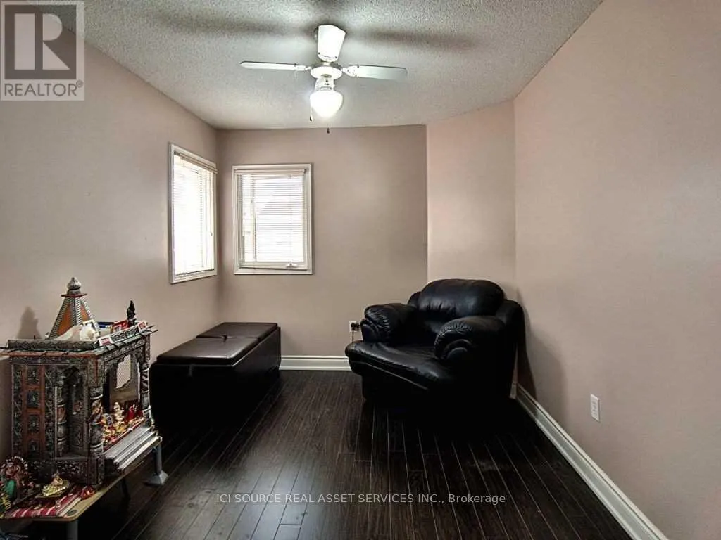 UPPER - 28 MANNEL CRESCENT