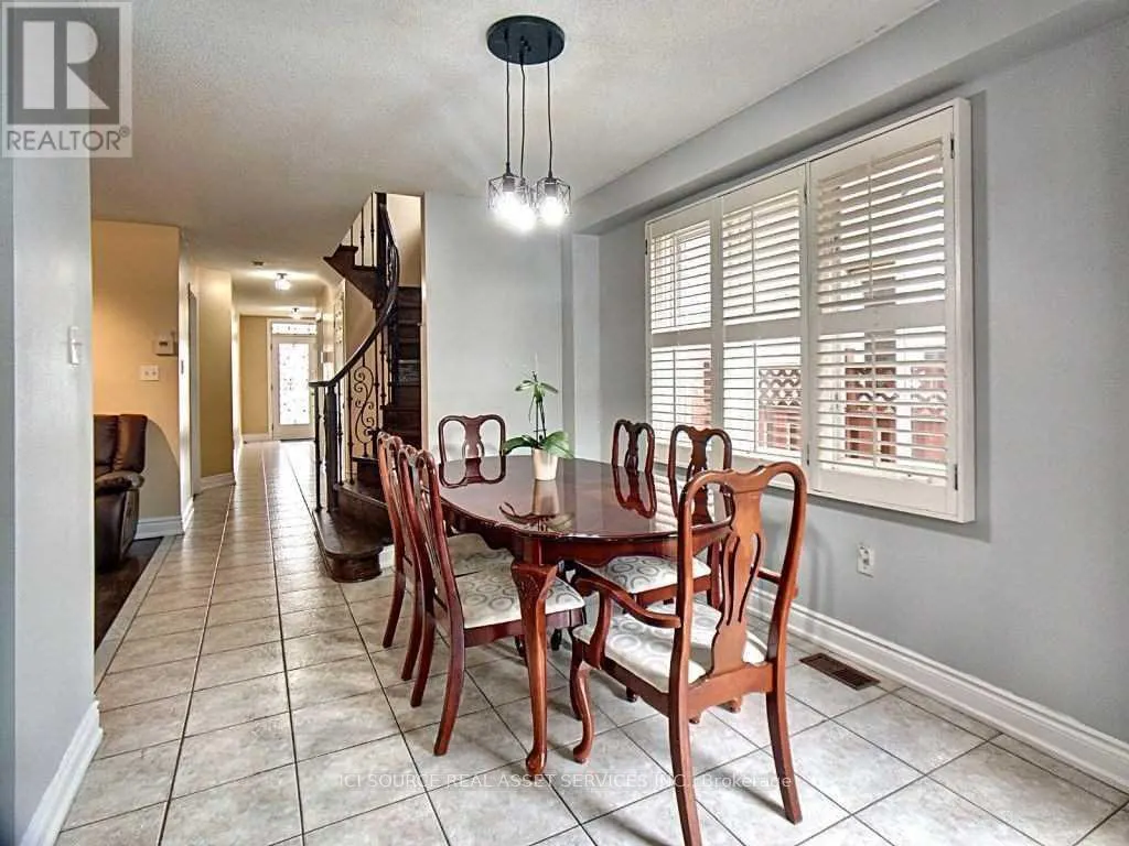 UPPER - 28 MANNEL CRESCENT