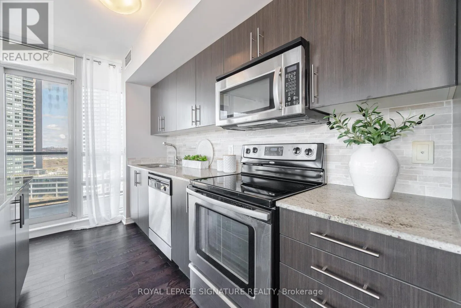 1404 - 15 LEGION ROAD