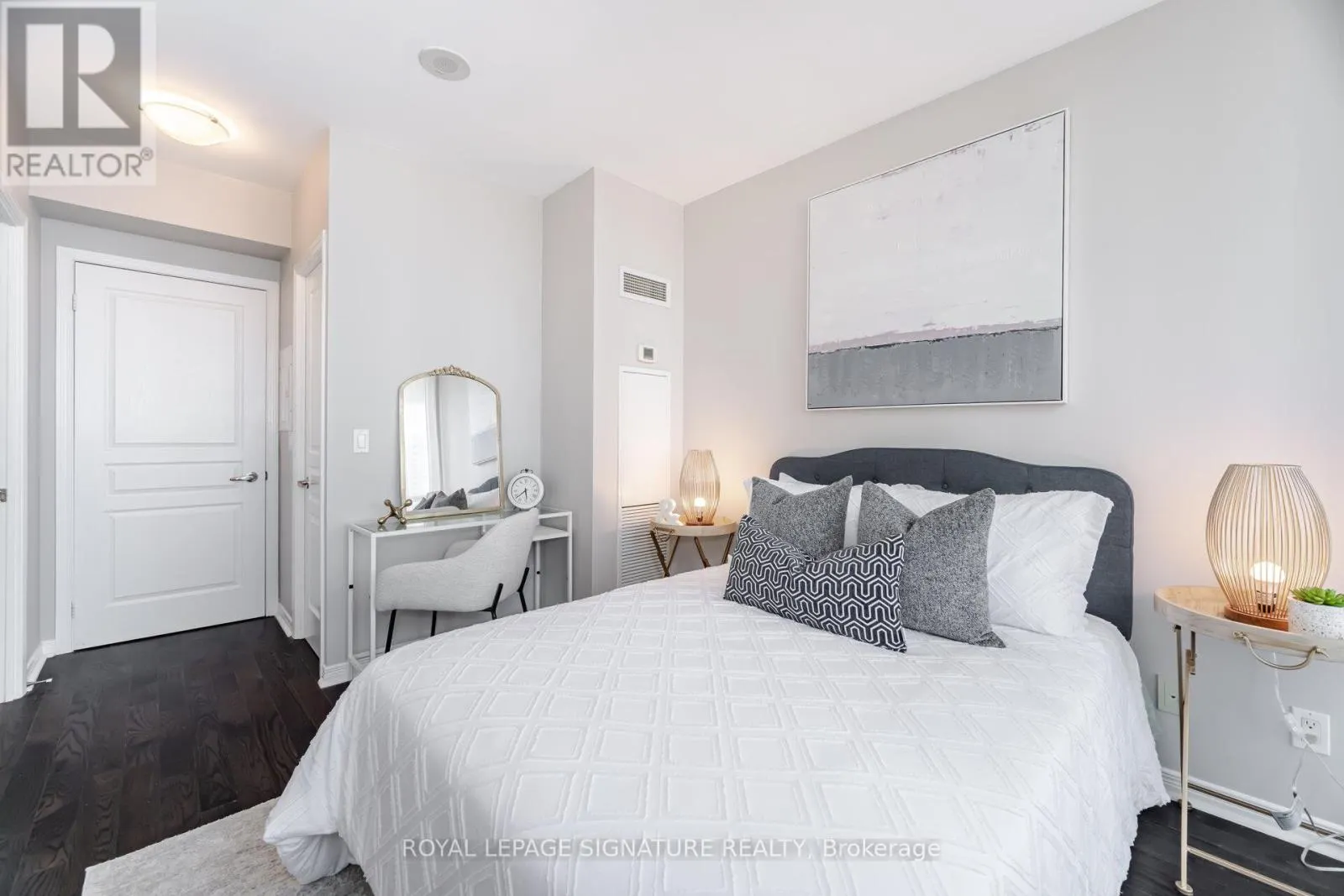 1404 - 15 LEGION ROAD