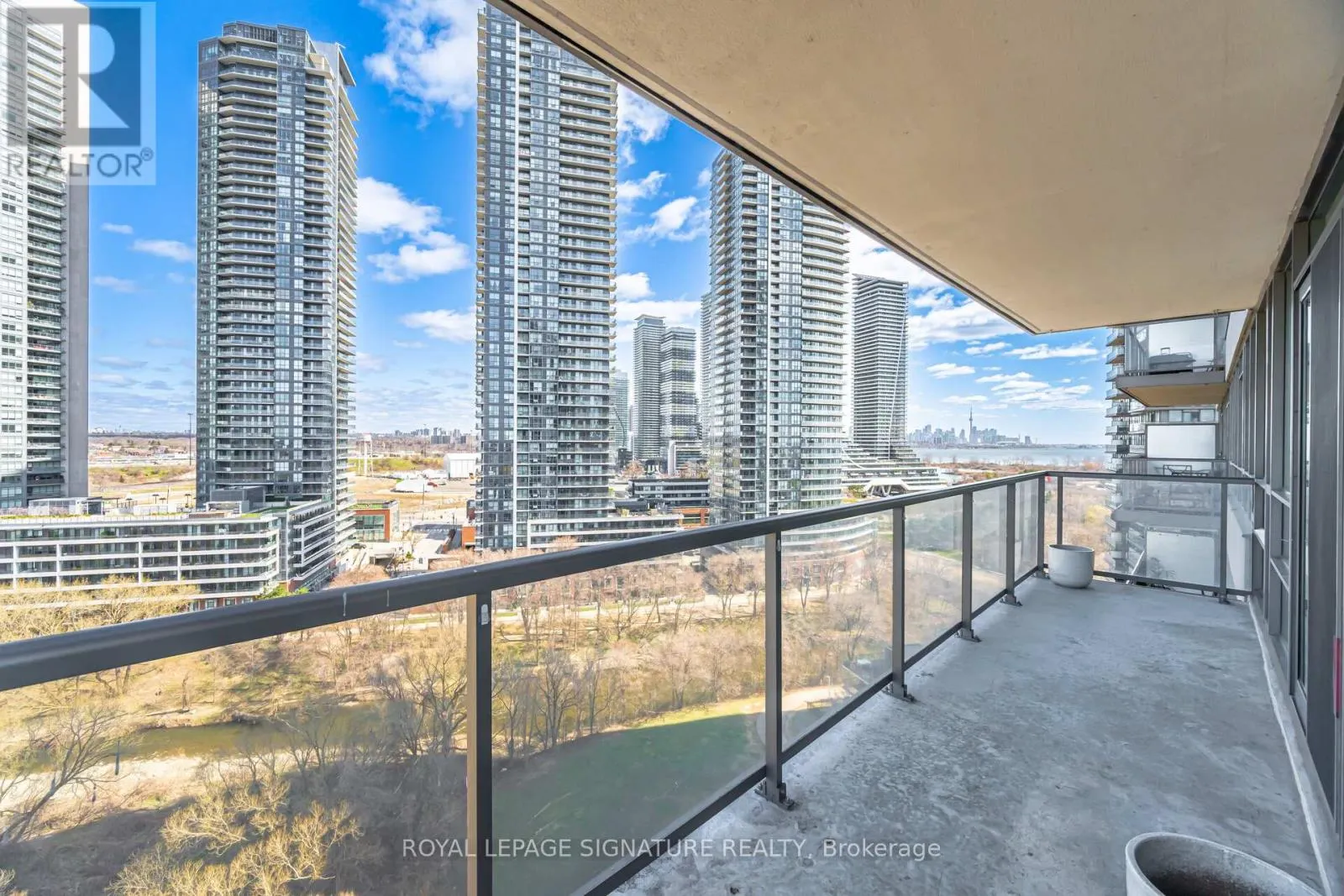 1404 - 15 LEGION ROAD