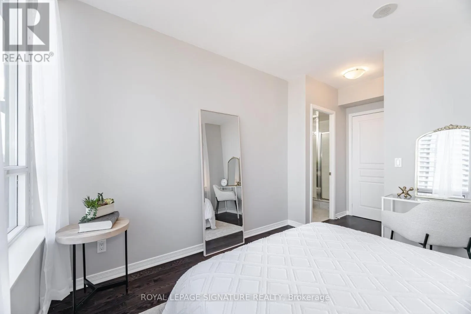1404 - 15 LEGION ROAD