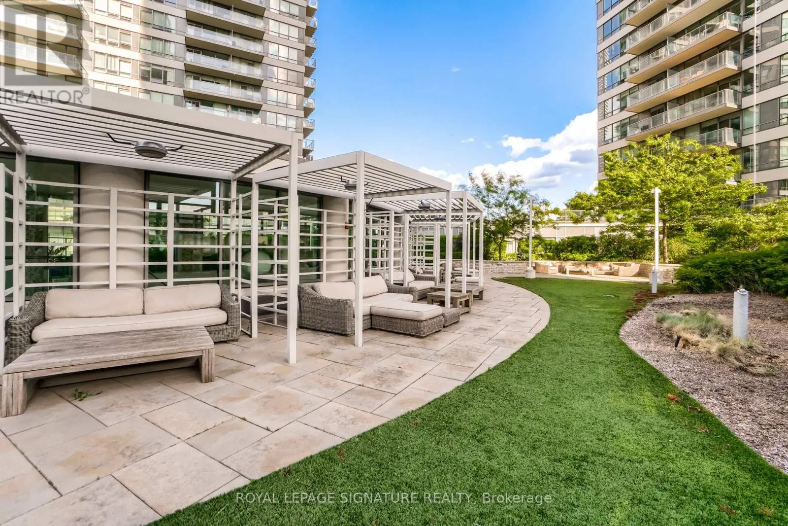 1404 - 15 LEGION ROAD